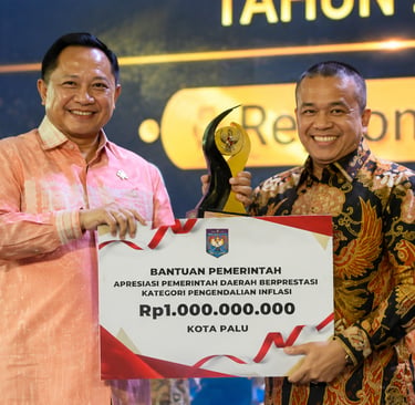 pak Hadianto menerima penghargaan untuk kota Palu