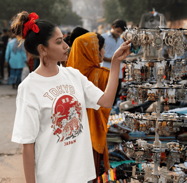 Camiseta oversized em puro algodão, confortável e estilosa, com estampa colorida e mensagem marcante