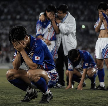 Joueurs japonais effondrés après le Drame de Doha en 1993, tournant majeur de l'histoire du football japonais.
