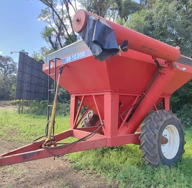 Tipo: Carreta Graneleira | Marca: Becker | Modelo: GB 12000 | Ano: 2011