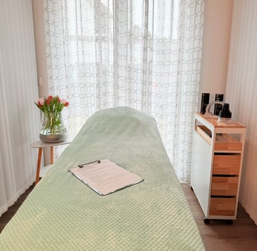 eine Behandlungsliege mit den Haarwachstums Produkten