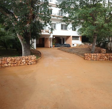Camino de sauló terminado con pavimento natural permeable en vivienda de Girona Costa Brava
