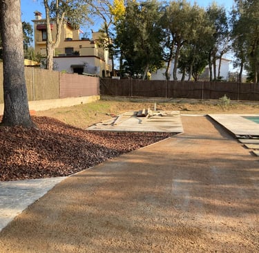 Compactación de suelo estabilizado para camino natural con maquinaria profesional