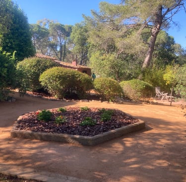 Camino rural de sauló estabilizado con acabado natural y resistente