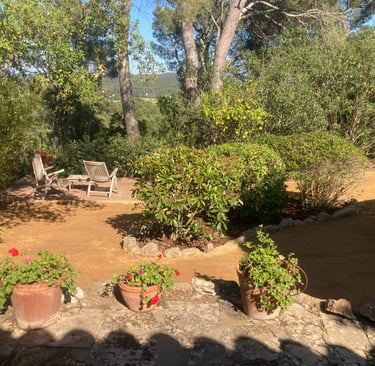 Camino de sauló terminado con pavimento natural permeable en vivienda de Girona Costa Brava