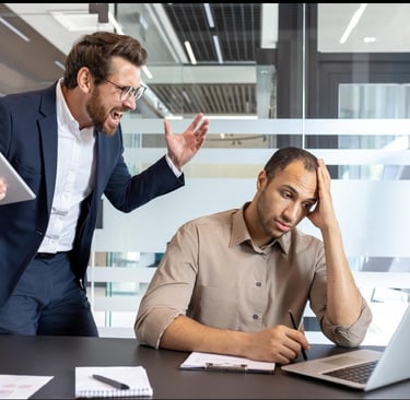 kolega na poslu koji nervira drugog kolegu i stvara mu pritisak, konflikte i stres