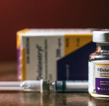 Glasampulle mit Delatestryl (Testosteron-Enanthat) Injektionslösung zusammen mit einer medizinischen