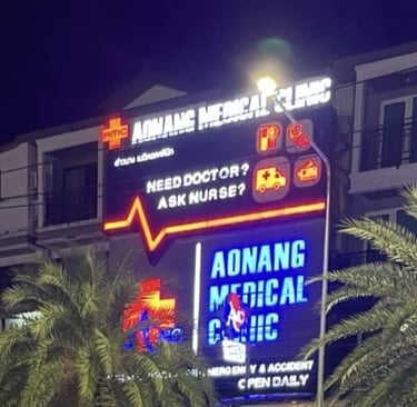 Beleuchtetes Schild der Aonang Medical Clinic in Thailand mit Hinweis auf 24-Stunden-Notfall