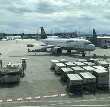 Ein Lufthansa-Airbus-Passagierflugzeug steht am Terminaltor eines Flughafens