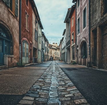 Historische, schmale Kopfsteinpflasterstraße in einem europäischen Dorf mit farbenfrohen
