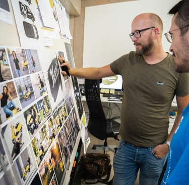 stratégiai tábla előtt áll két férfi