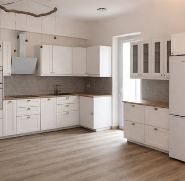 Pose d'une cuisine équipée ouverte sur le séjour, avec crédence en carreaux de ciment