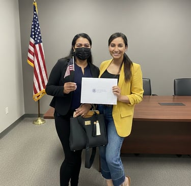 mujer recibiendo green card en green ligth multiservice