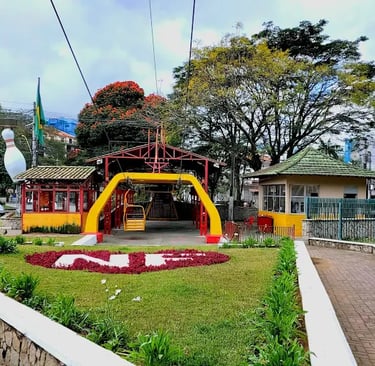 Ponto turístico do Teleférico na Praça do Suspiro, Nova Friburgo, em um dia nublado.