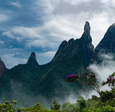 Pico Dedo de Deus em Teresópolis com nuvens baixas e vegetação nativa da Serra dos Órgãos.