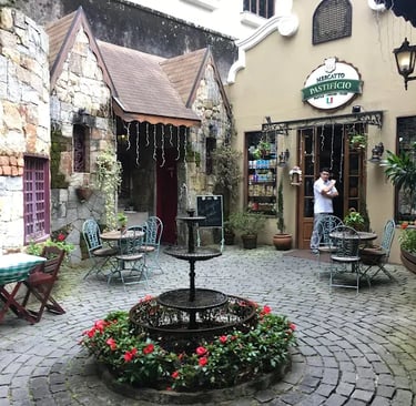 Fachada rústica de pedra e estilo europeu de restaurante italiano na Serra de Teresópolis.
