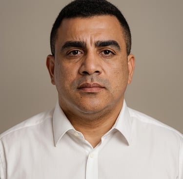 Daniel garcia, corretor de imoveis, sorrindo em um retrato profissional.