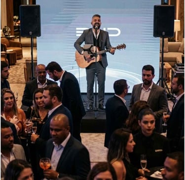 Nando Montê cantando e tocando violão em evento corporativo em Belo Horizonte