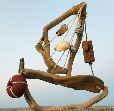 Naziv rada: "Štap i kanap". 3D brod od elemenata sa plaže (drvo, kanap, plovak, školjke, pampur). 