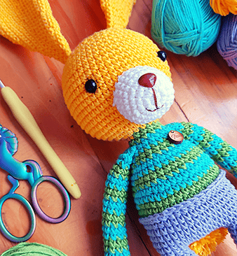amigurumi de conejo amarillo