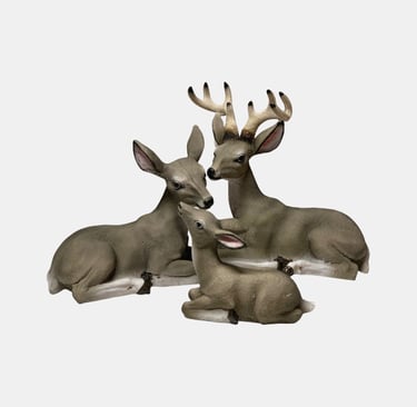 Un conjunto decorativo familiar de tres figuritas venados descansando