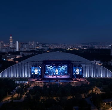 Arena de concertos em Portugal com palco iluminado e estrutura moderna