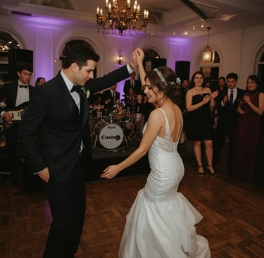 Banda de rock tocando durante casamento com convidados dançando