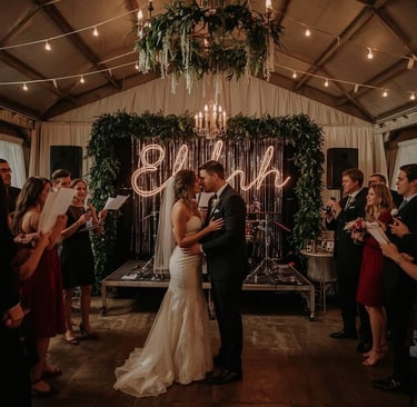 Casamento temático de rock com banda ao vivo e decoração personalizada