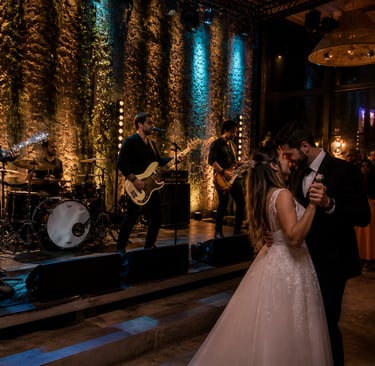 Banda tocando ao vivo em casamento em São Paulo com convidados dançando e clima emocionante