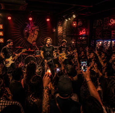 Banda de rock tocando ao vivo em bar em São Paulo com público animado