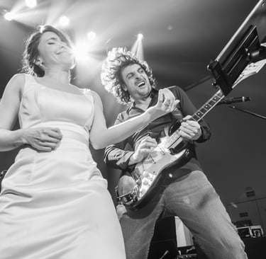 Banda tocando ao vivo em casamento em São Paulo com convidados dançando
