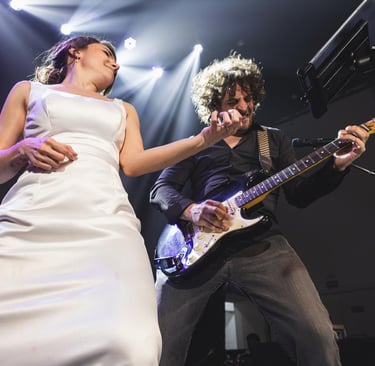 Banda tocando rock ao vivo em casamento em São Paulo com convidados dançando