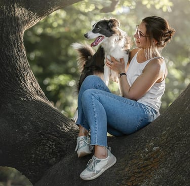 Anne von Pfotenkompass mit ihrem Hund Tiree beim Fotoshooting