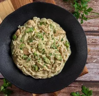 Macarrão Shirataki com molho branco, frango e cogumelos
