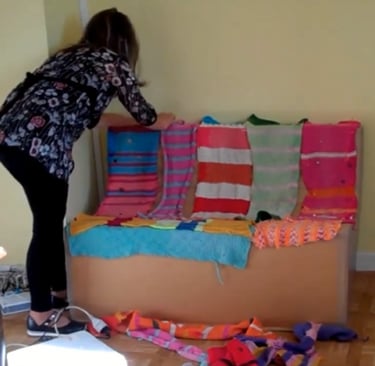 Un canapé en carton recouvert de laine