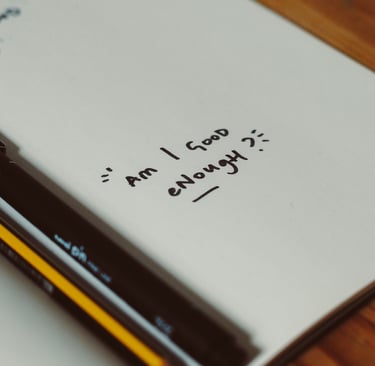 Libros apilados y una frase en inglés que dice soy suficiente.