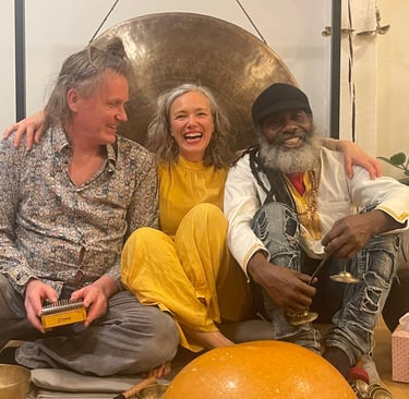 Sija Project sidder foran en stor gong med instrumenter som kalimba og tingsha klokker