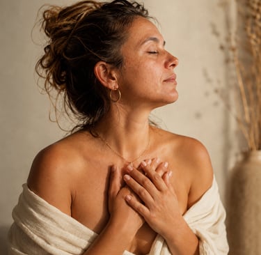 Femme solaire qui se reconnecte a son corps pour sortir du rôle de sauveuse