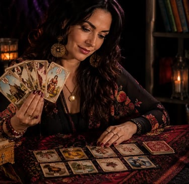 Cartas dispostas na mesa para jogo de taróloga cartomante baralho cigano