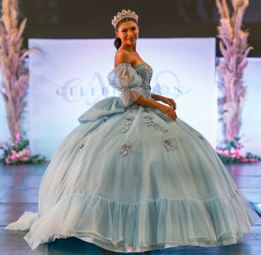 mujer modelando vestido de xv años en expo celebraciones