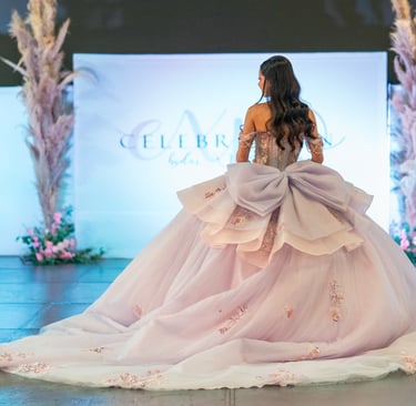 expo celebraciones mujer con vestido de xvaños