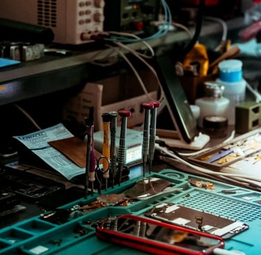 Destornilladores de precisión y herramientas sobre una alfombrilla de reparación de dispositivos