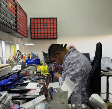 Técnico profesional realizando microsoldadura y reparación de teléfonos móviles en area de trabajo