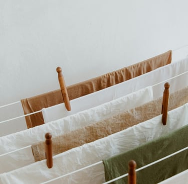 Linge propre qui sèche à l’air libre, représentant un service de repassage professionnel à domicile