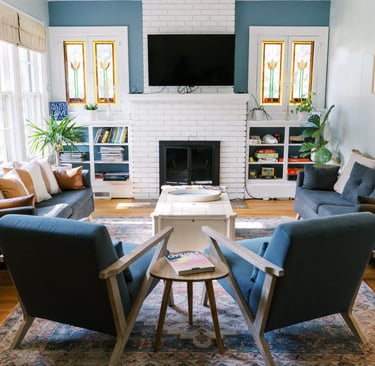 South Cliff Inn's living room, well-stocked with books, magazines, puzzles, and board games