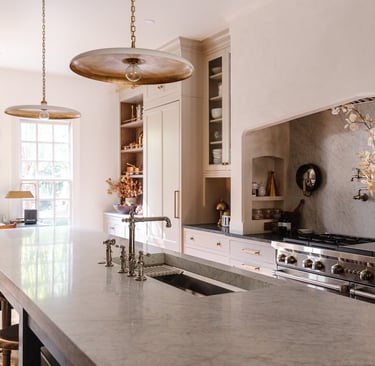 تركيب رخام في قطر: دليل شامل لرخام المطابخ والحمامات والأرضيات