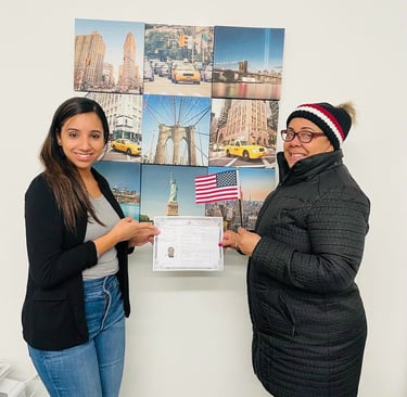 mujer recibiendo su naturalizacion gracias a green ligth multiservice