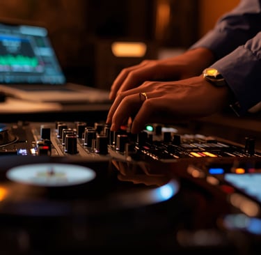 Um DJ tocando um disco em uma cabine de DJ.