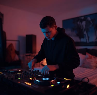DJ iniciante treinando sozinho em estúdio