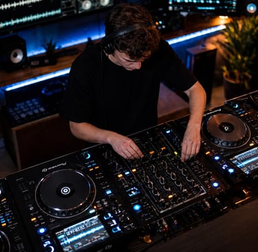 Setup profissional de DJ com controladora, mixer e equipamentos modernos